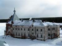 Трапезный храм Свято-Артемиева Веркольского монастыря. Большинство храмов и корпусов монастыря находятся в аварийном состоянии.
